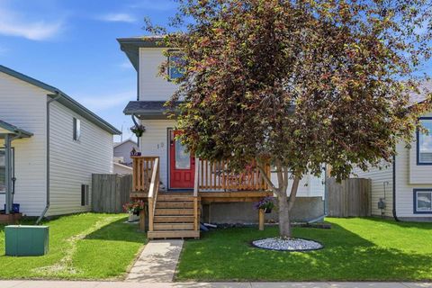 Photo of 19 Fenwood Close, Sylvan Lake, AB T4S 2K4 (MLS # A2326341)