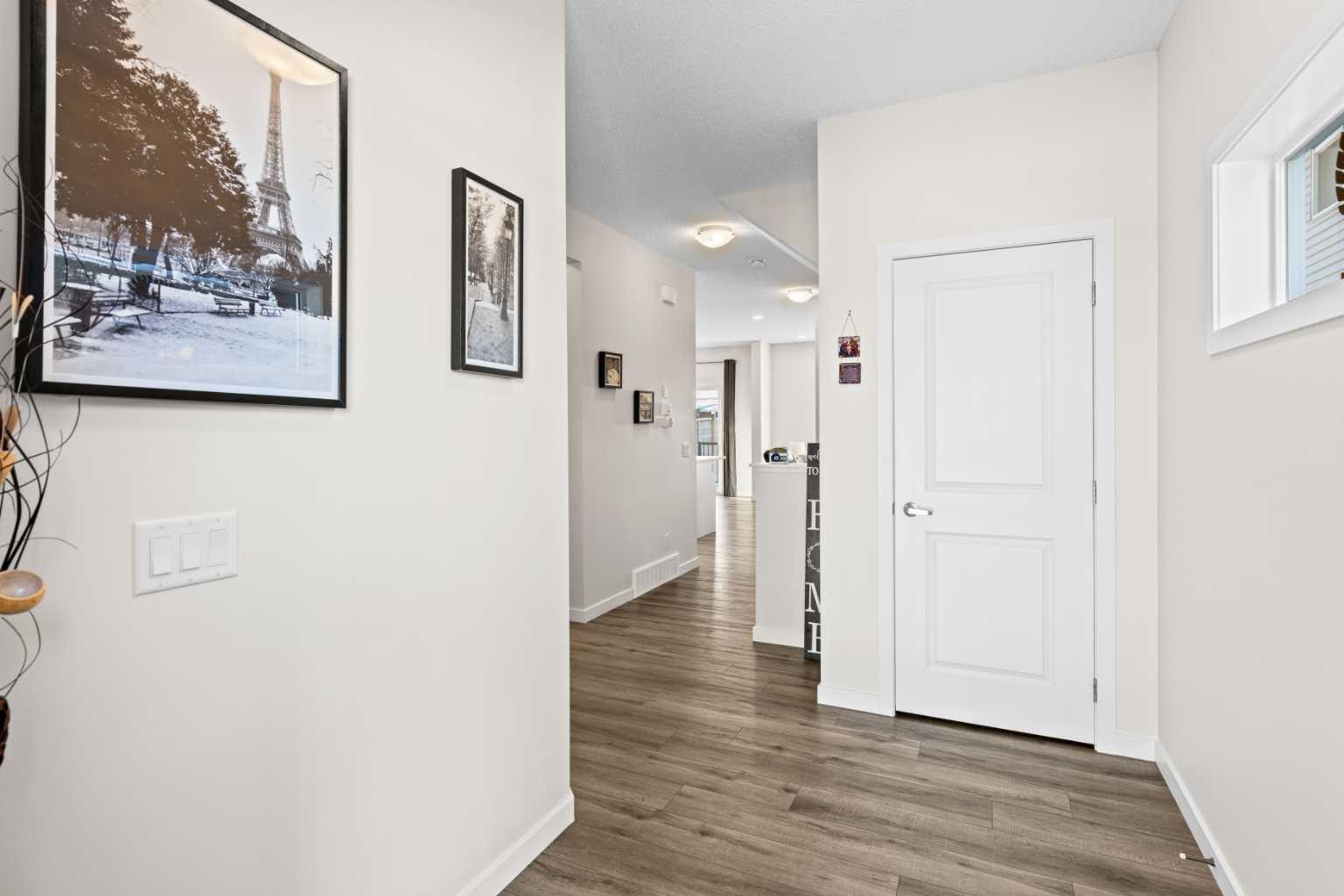 492 Chinook Gate Square SW