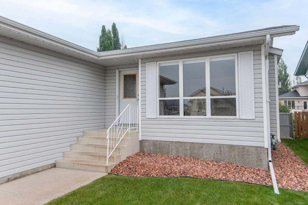 Photo of 19 Logan Close, Red Deer, AB T4R 2N9 (MLS # A2329619)