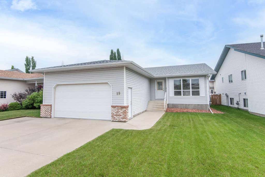 Photo of 19 Logan Close, Red Deer, AB T4R 2N9 (MLS # A2329619)