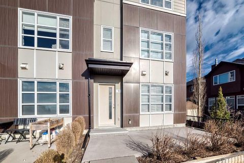 Photo of 911 Evansridge Park NW, Calgary, AB T3P 0N7 (MLS # A2306819)