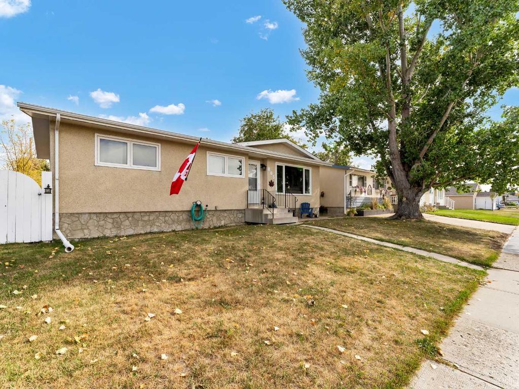 Photo of 805 1 Street SE, Redcliff, AB T0J 2P0 (MLS # A2266629)
