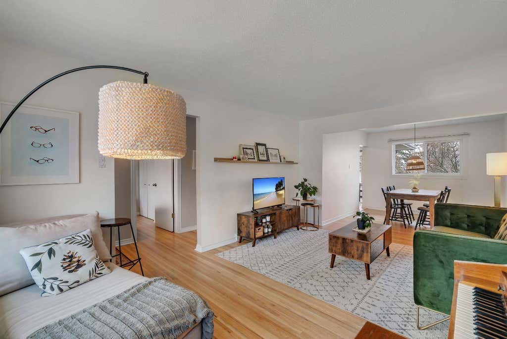 Photo of 254 Hendon Drive NW, Calgary, AB T2K 1Z5 (MLS # A2338635)