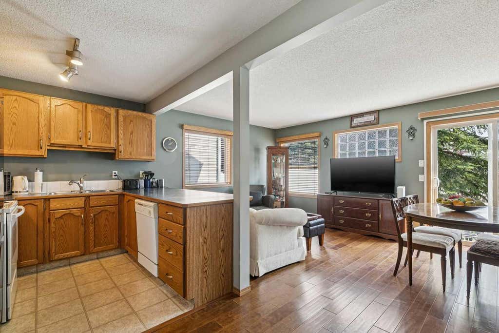 Photo of 148 Everstone Drive SW, Calgary, AB T2Y 0E1 (MLS # A2335279)