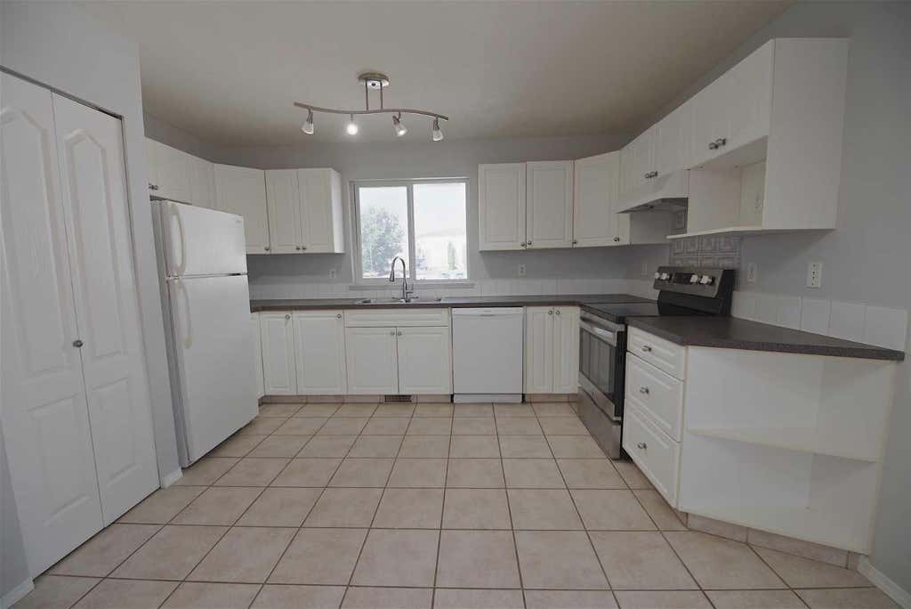 Photo of 156 Jerry Potts Boulevard W, Lethbridge, AB T1K 7G7 (MLS # A2333125)