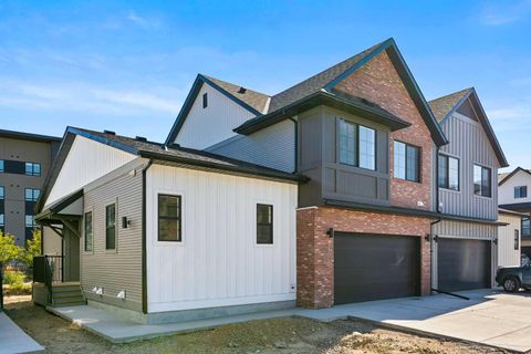 201 Cooperswood Green SW 1102 Airdrie AB T3B 3Y6