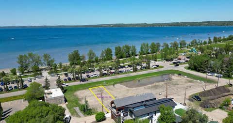 Photo of 4217 LAKESHORE Drive, Sylvan Lake, AB T4S 1C1 (MLS # A2307598)