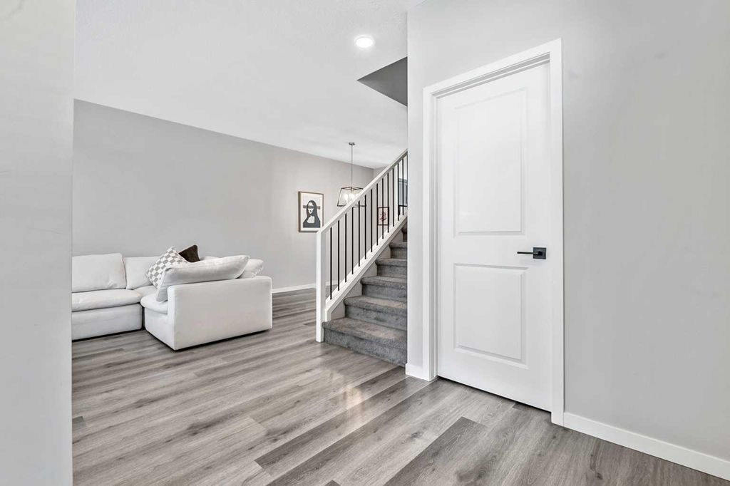 Photo of 68 Wolf Gate, Okotoks, AB T1S 5T9 (MLS # A2306574)