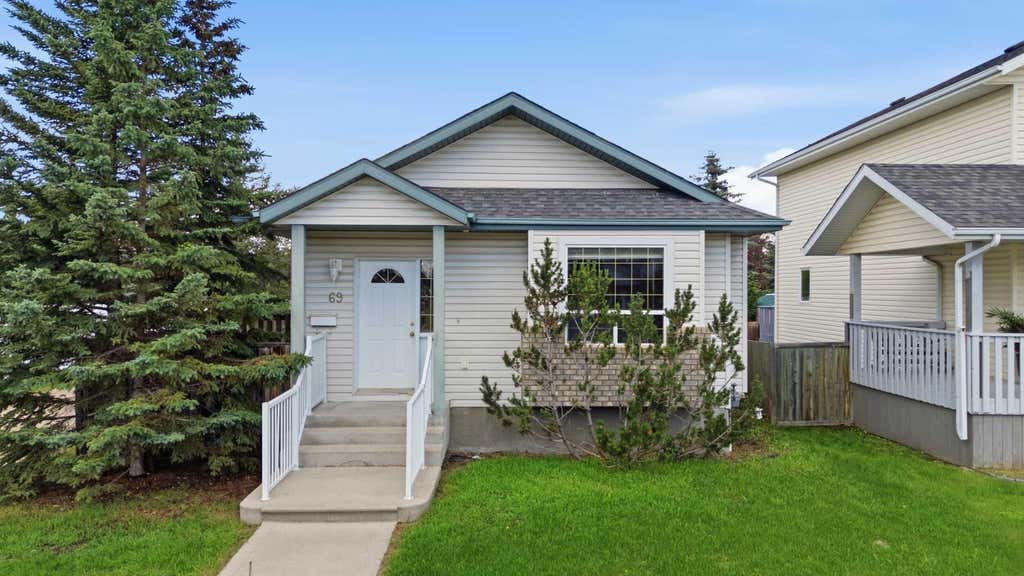 Photo of 69 Durand Crescent Cres, Red Deer, AB T4R 3A7 (MLS # A2337158)