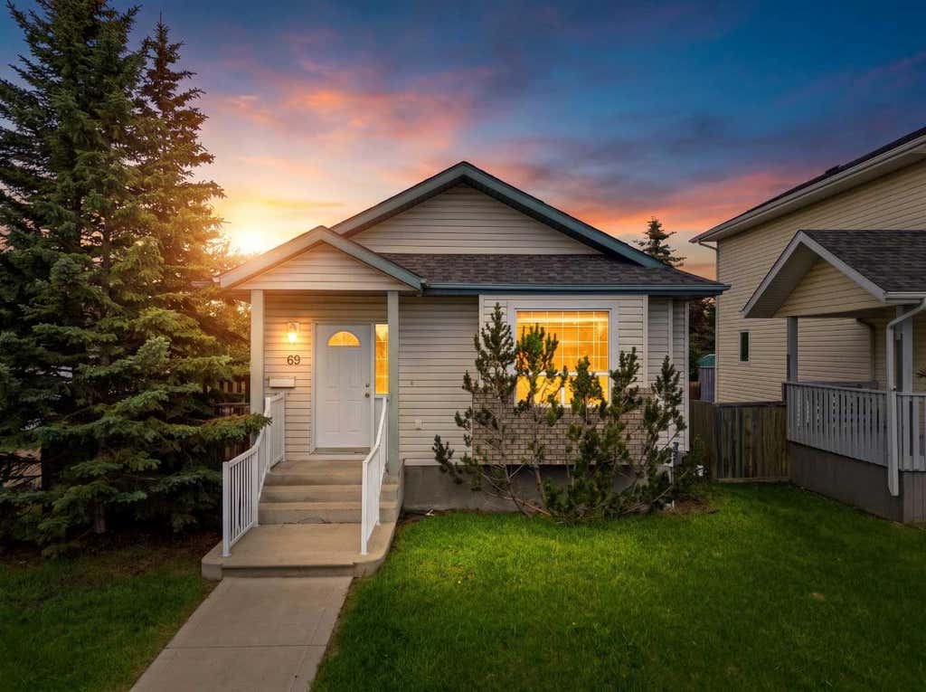 Photo of 69 Durand Crescent Cres, Red Deer, AB T4R 3A7 (MLS # A2337158)