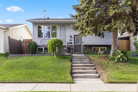 Photo of 216 Castleridge Drive NE, Calgary, AB T3J 1X3 (MLS # A2313610)