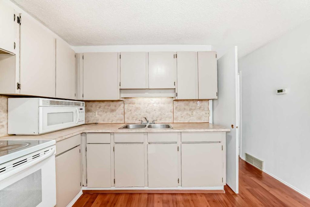 Photo of 380 Bermuda Drive NW #11, Calgary, AB T3K 2B2 (MLS # A2282884)