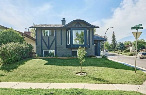 1371 BERKLEY Drive NW Calgary AB T3K 1T4