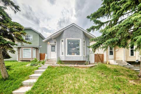 Photo of 46 Dovercliffe Way SE, Calgary, AB T2B 2C6 (MLS # A2325750)