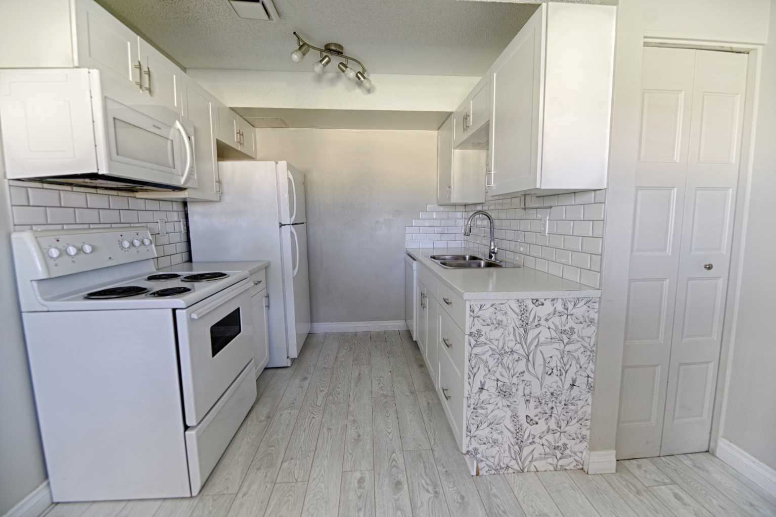 55 Lemoyne Crescent W 6