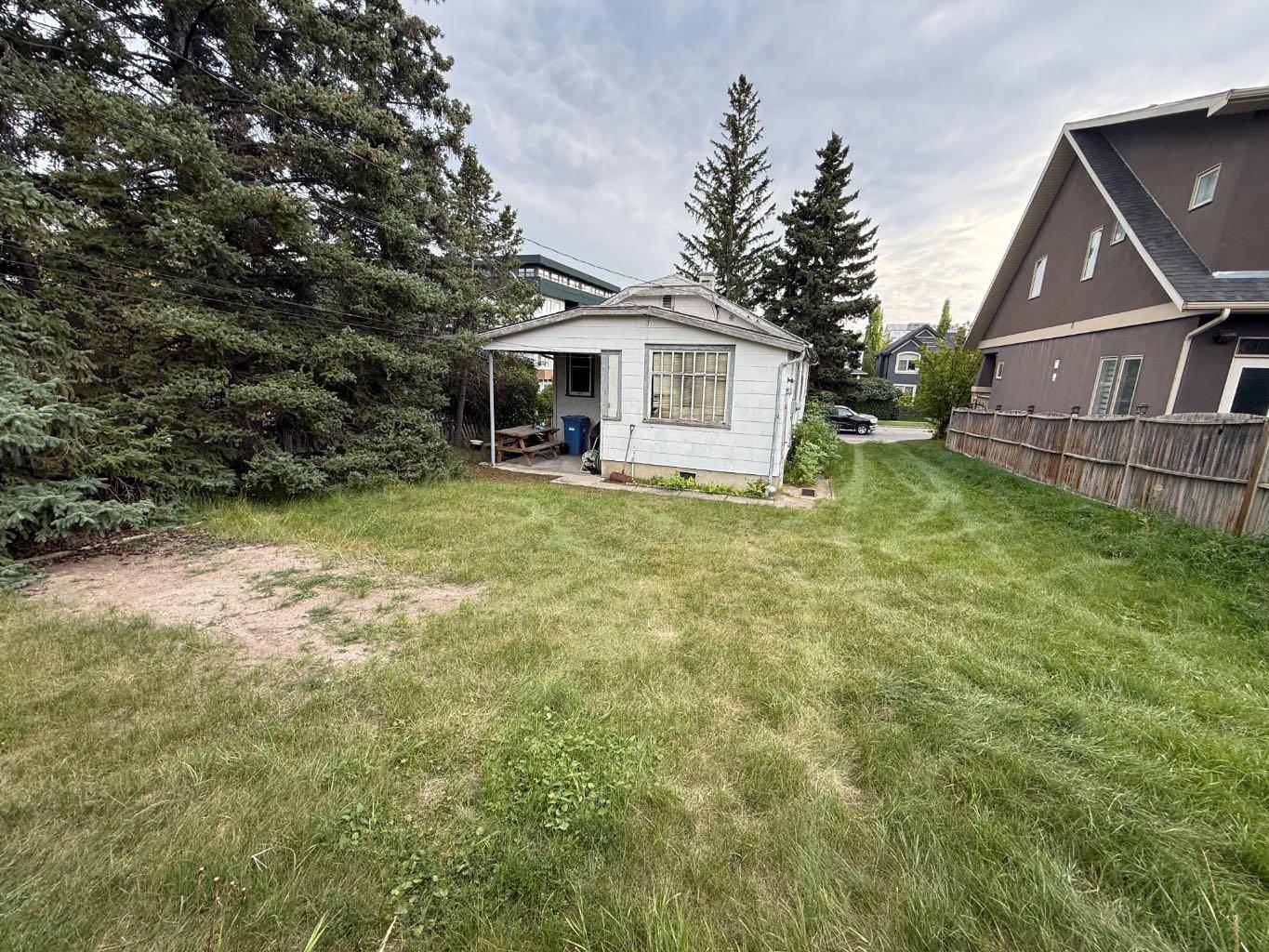 1902 33 Avenue SW