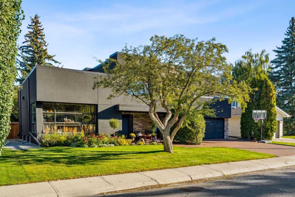 Photo of 640 Willoughby Crescent SE, Calgary, AB T2J 2A1 (MLS # A2347219)