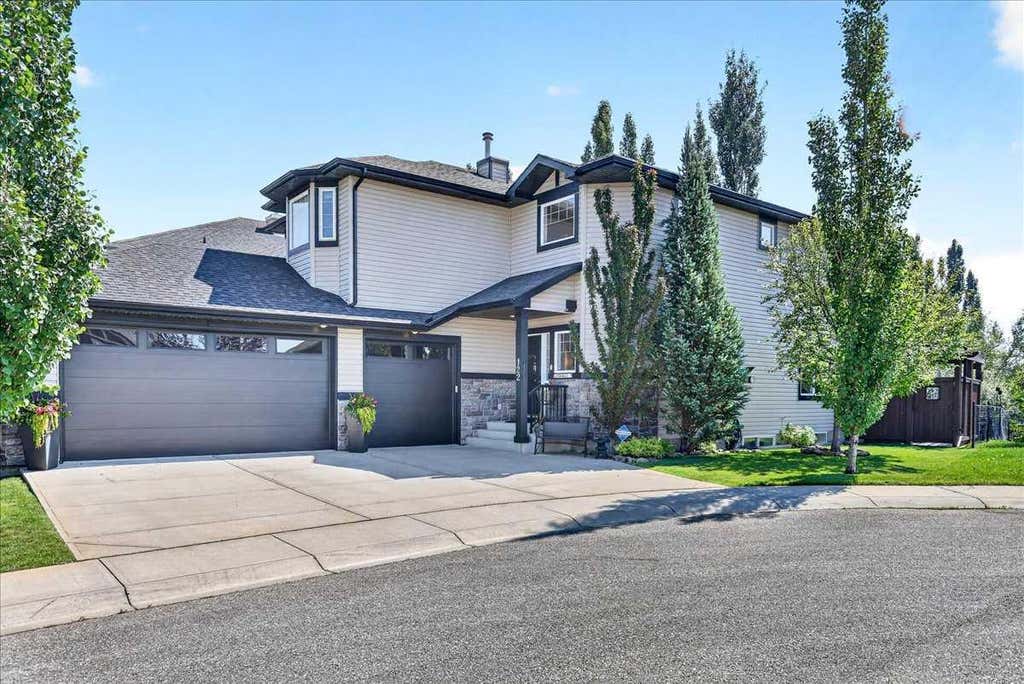 Photo of 122 Royal Birkdale Crescent NW, Calgary, AB T3G 5R5 (MLS # A2338332)