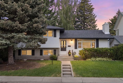 Photo of 5032 Vanstone Crescent NW, Calgary, AB T3A 0V9 (MLS # A2318910)