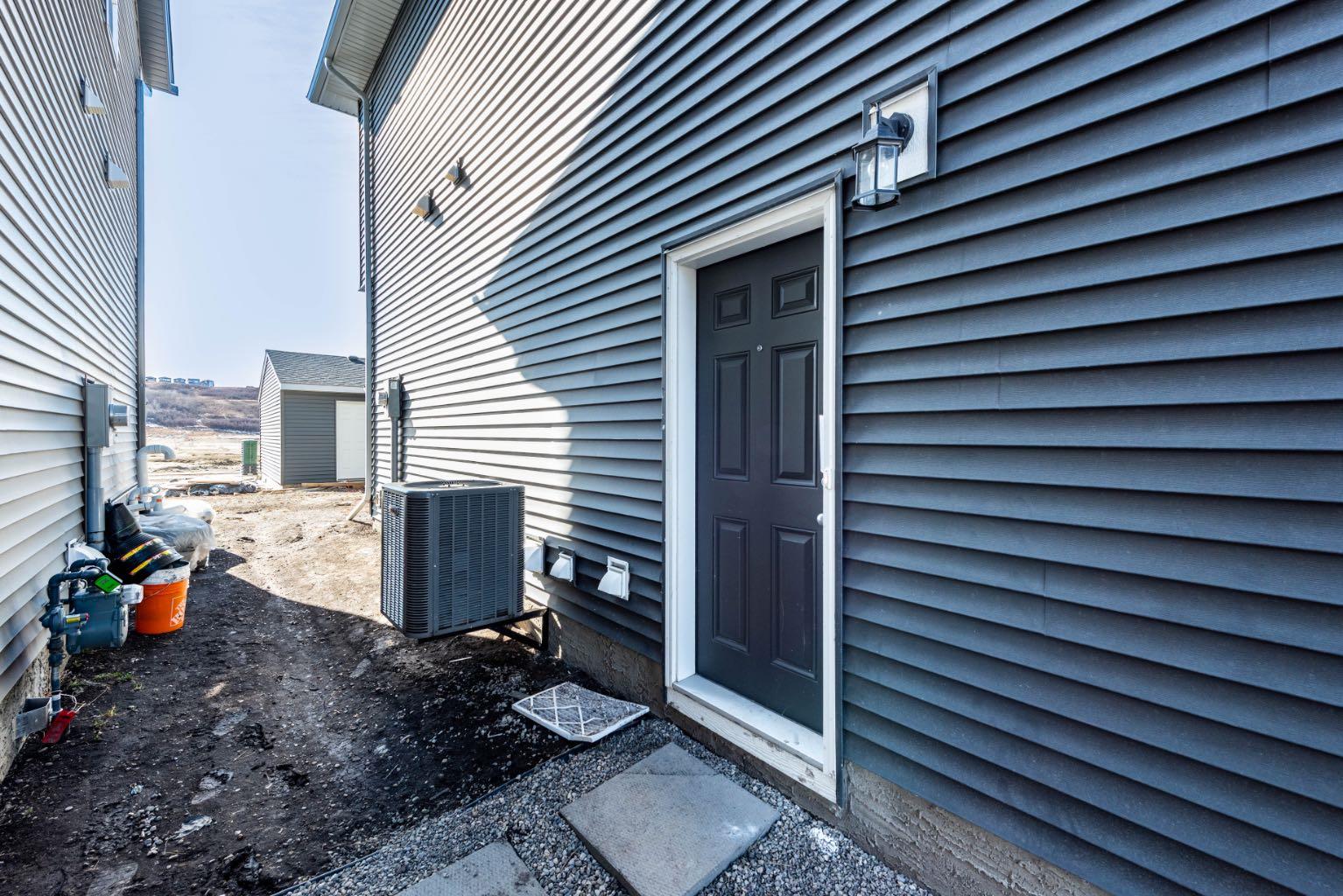 671 Wolf Willow Boulevard SE