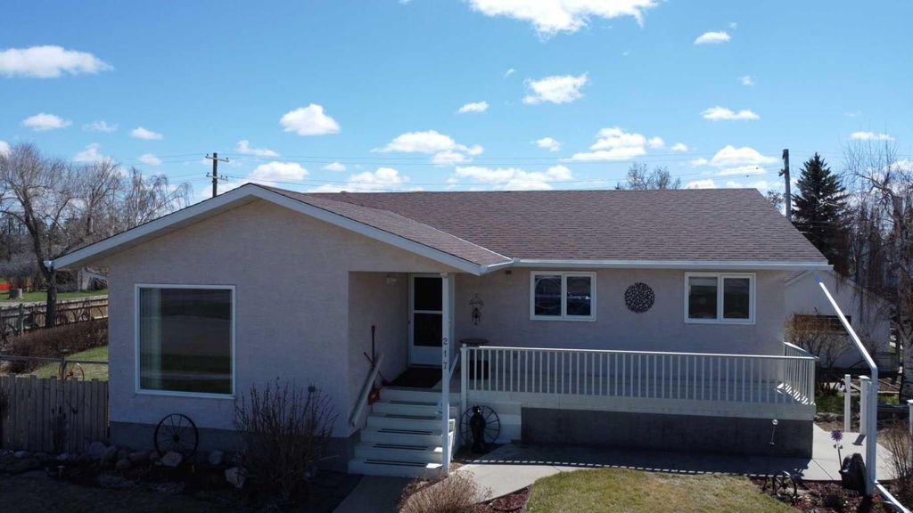 Photo of 217 &amp; 219 7 Avenue E, Hanna, AB T0J 1P0 (MLS # A2308610)
