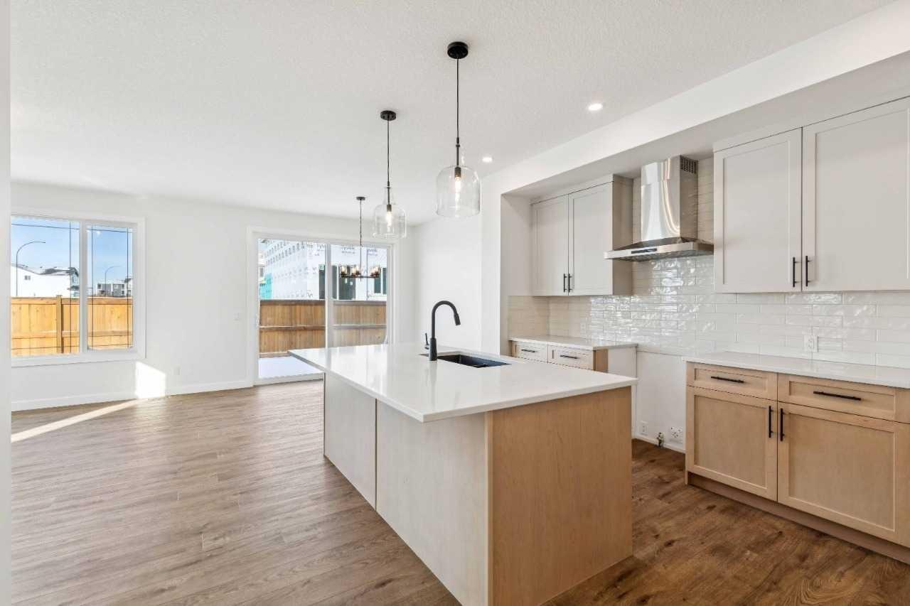 571 Buffaloberry Manor SE