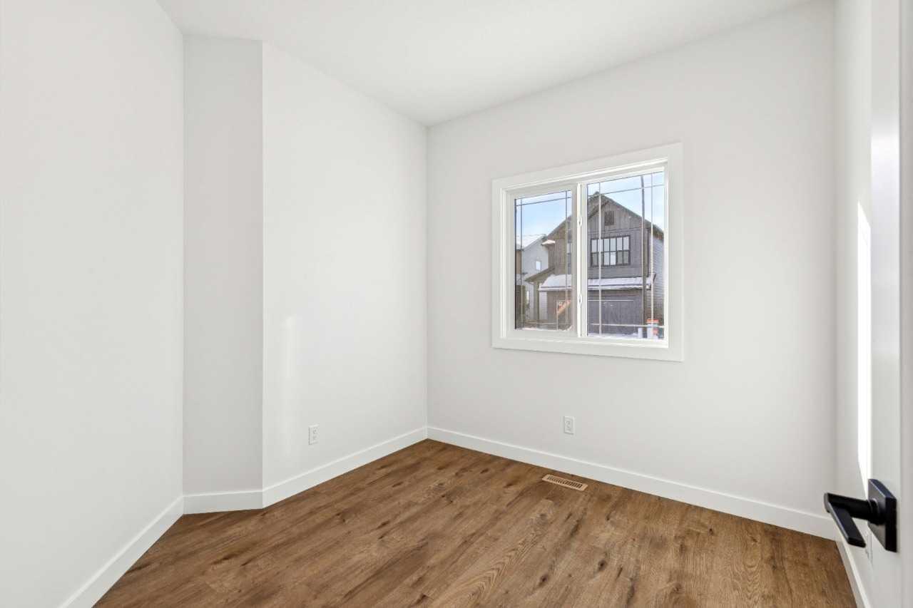 571 Buffaloberry Manor SE