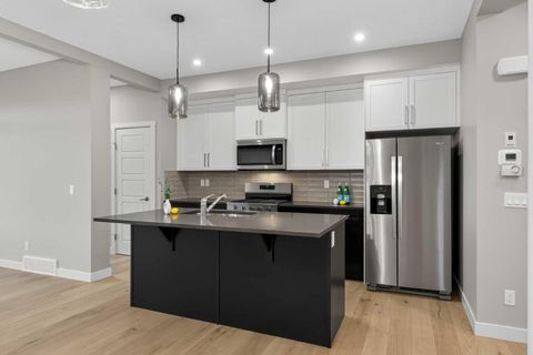 37 Southborough Lane Cochrane AB T4C 2S6