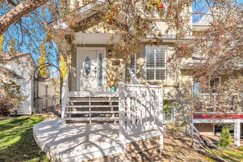 202 30 Avenue NW Calgary AB T2M 2N2