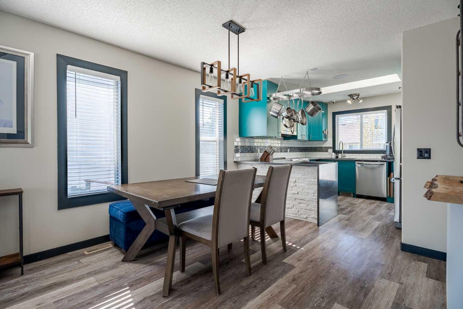 140 Stonegate Close NW