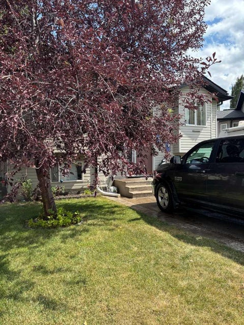 Photo of 555 Blackfoot Manor W, Lethbridge, AB T1K 7W4 (MLS # A2333534)