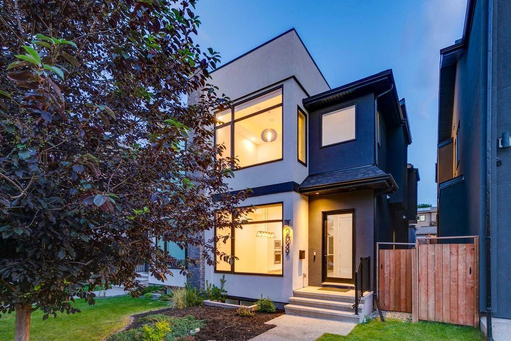 Photo of 2039 44 Avenue SW, Calgary, AB T2T 2N9 (MLS # A2329288)