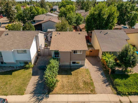 Photo of 8 Columbia Bay W, Lethbridge, AB T1K 5A7 (MLS # A2341590)