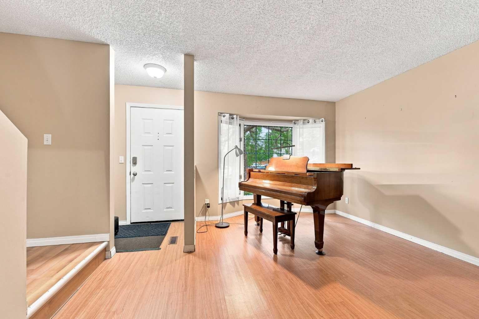 70 Edgeburn Crescent