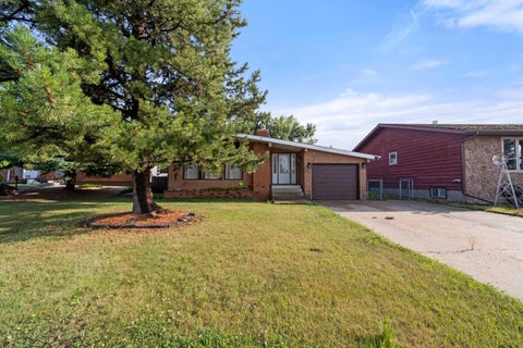 Photo of 572 West Crescent, Forestburg, AB T0B 1N0 (MLS # A2351574)