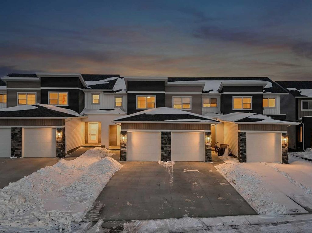 Photo of 41 Violet Point, Sylvan Lake, AB T4S 0X1 (MLS # A2287589)