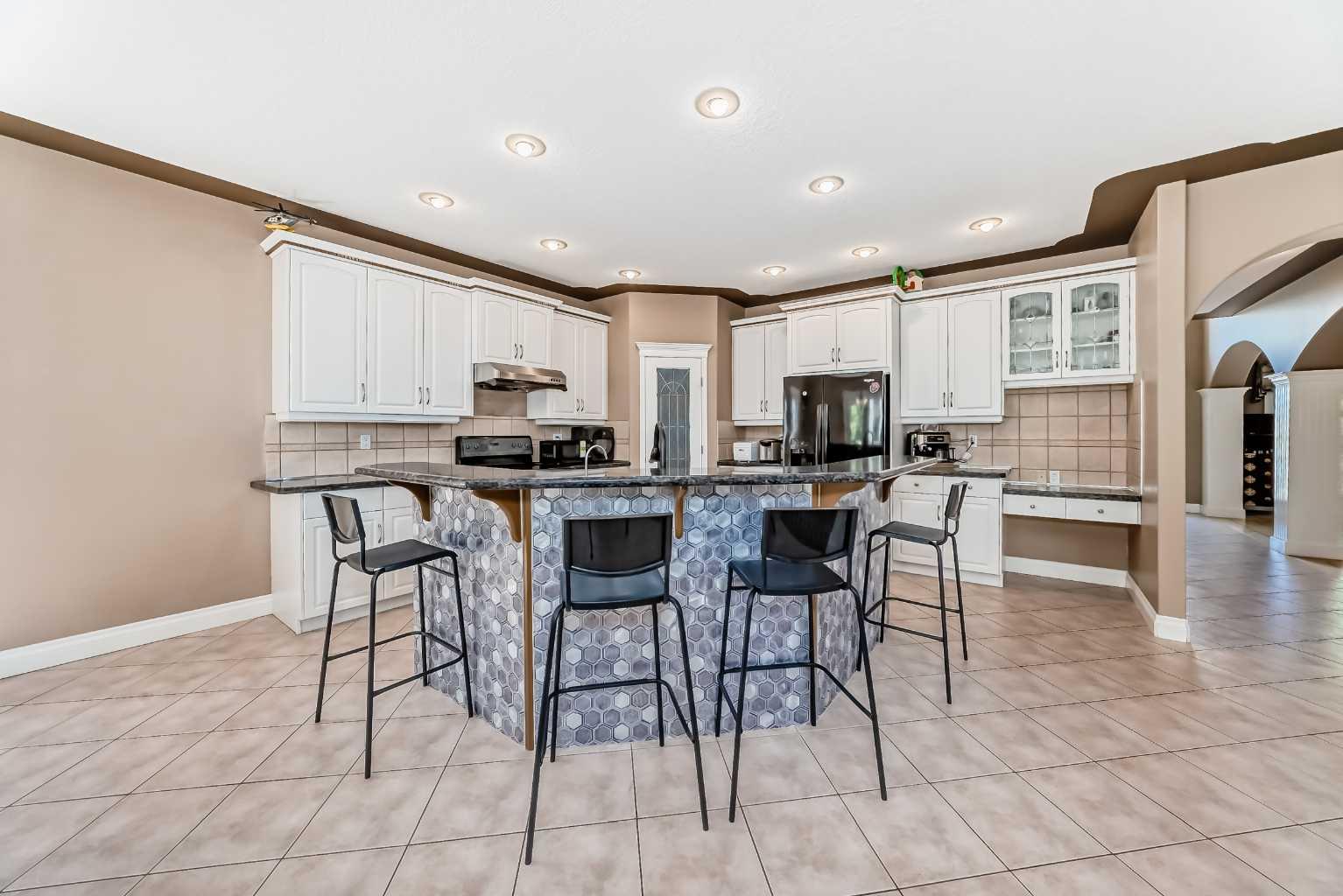 73 Simcoe Close SW