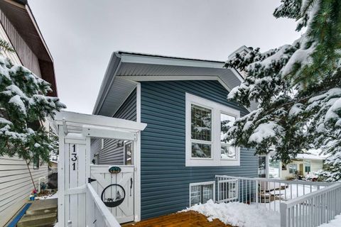131 Woodglen Way SW Calgary AB T2W 4L9