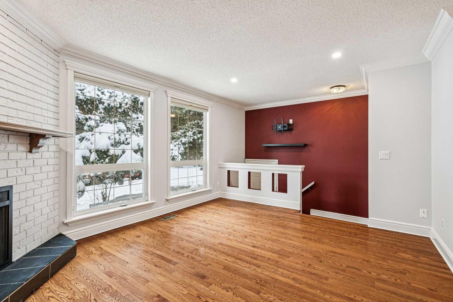 131 Woodglen Way SW