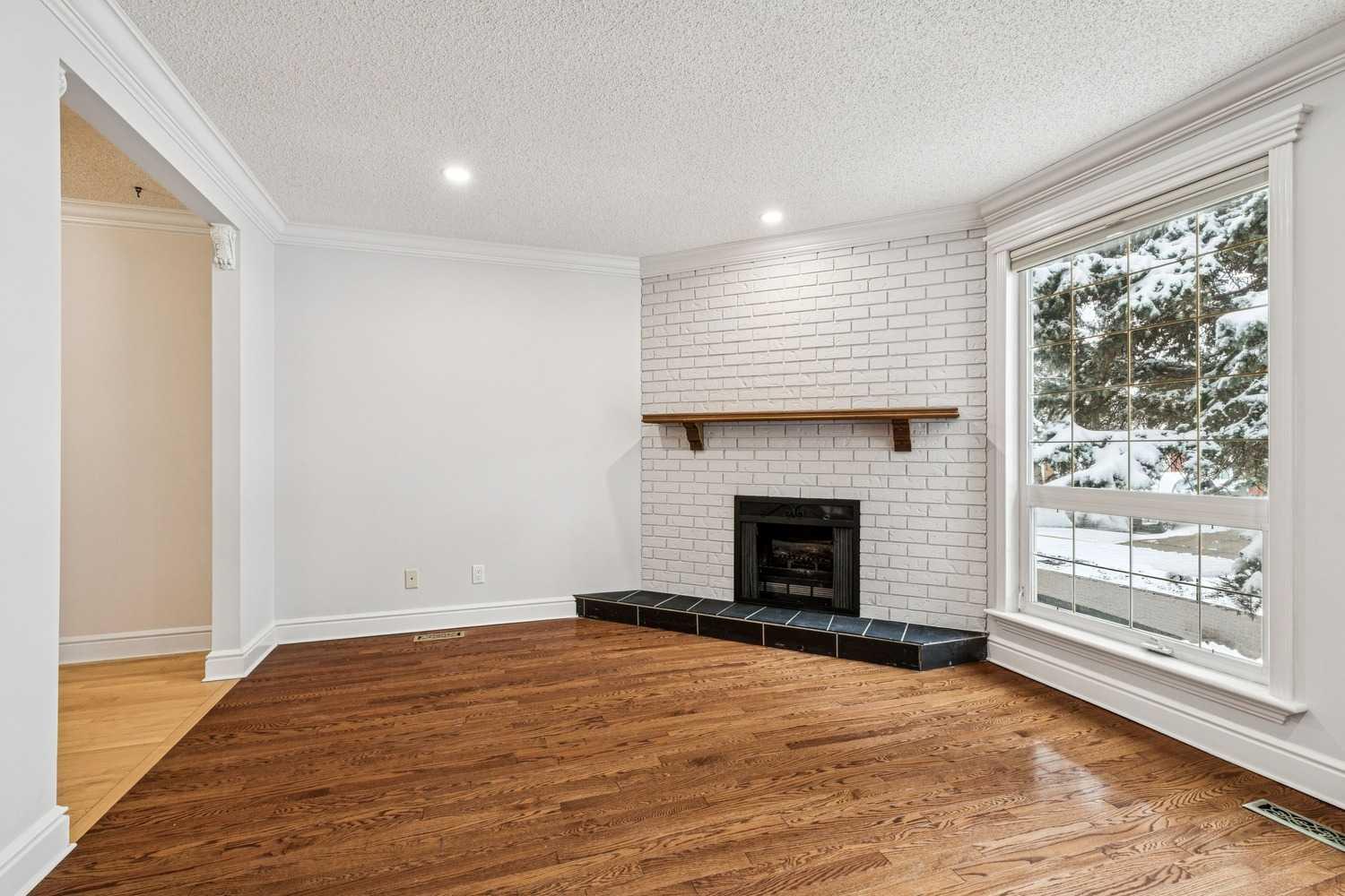 131 Woodglen Way SW
