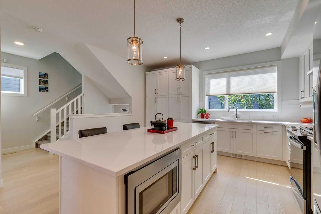 Photo of 819 Shawnee Terrace SW, Calgary, AB T2Y 0T4 (MLS # A2255503)