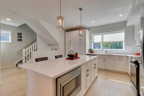 Photo of 819 Shawnee Terrace SW, Calgary, AB T2Y 0T4 (MLS # A2255503) Photo of 819 Shawnee Terrace SW, Calgary, AB T2Y 0T4 (MLS # A2255503)