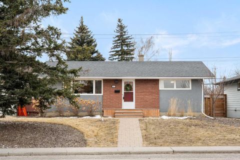 Photo of 4823 Waverley Drive SW, Calgary, AB T3C 2P5 (MLS # A2296581)
