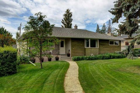 39 Gladys Ridge Road SW Calgary AB T3E 4H7