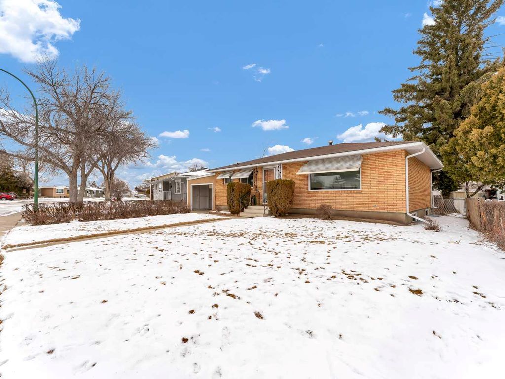 Photo of 711 Stewart Drive NW, Medicine Hat, AB T1A 7C2 (MLS # A2283218)