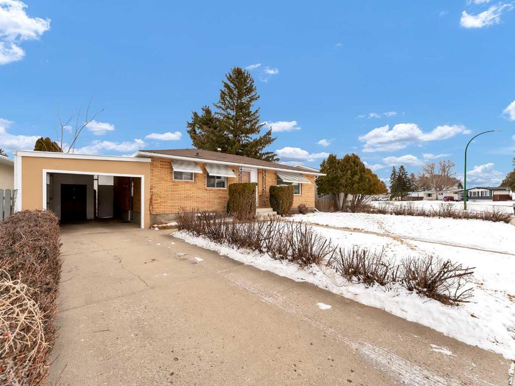 Photo of 711 Stewart Drive NW, Medicine Hat, AB T1A 7C2 (MLS # A2283218)