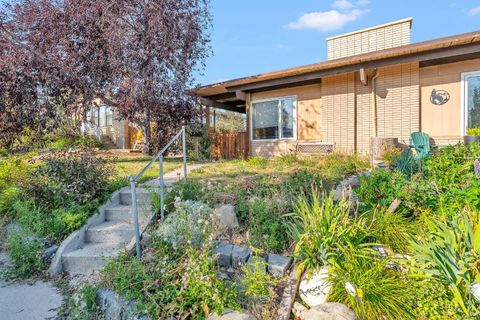 28 Hilton Avenue NW Calgary AB T2K 2H2