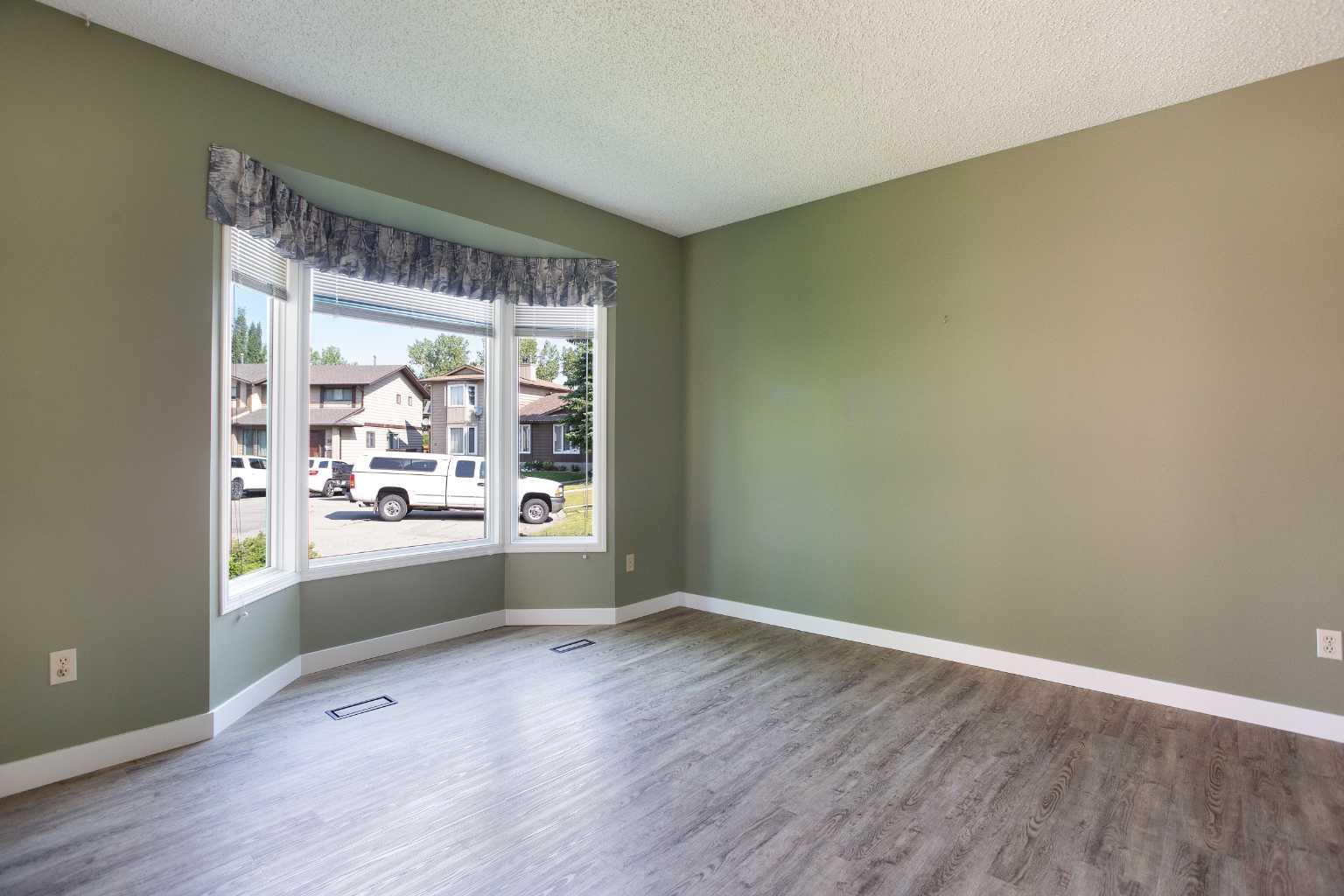 14 Deermeade Bay SE