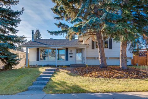 Photo of 12044 Lake Emerald Crescent SE, Calgary, AB T2J 2J5 (MLS # A2266665) Photo of 12044 Lake Emerald Crescent SE, Calgary, AB T2J 2J5 (MLS # A2266665)