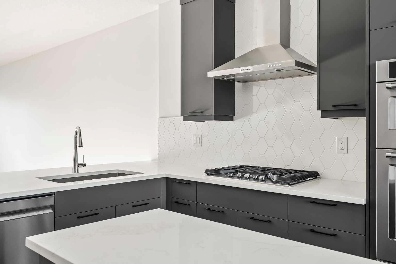 2533 Sovereign Crescent SW